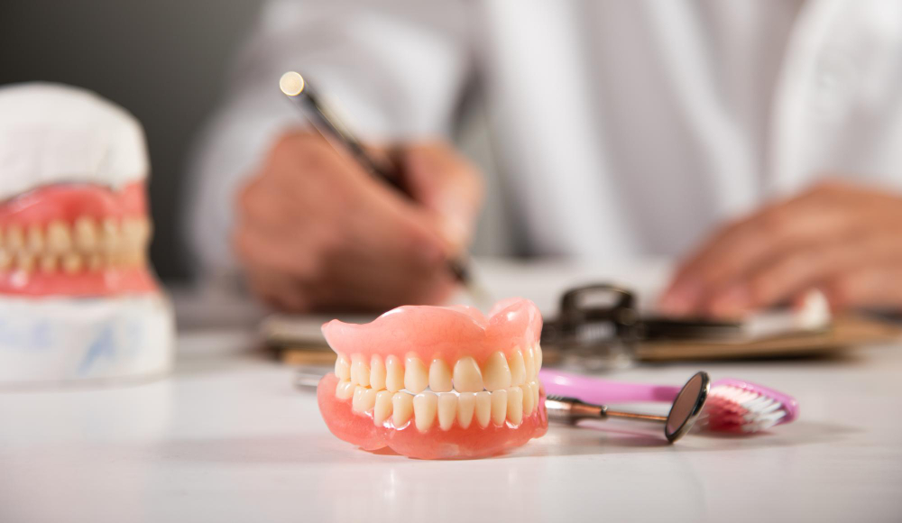 Prothèse dentaire fixe ou amovible : comment faire le bon choix